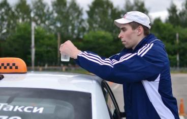 В Коми определят лучшего водителя такси с помощью граненого стакана